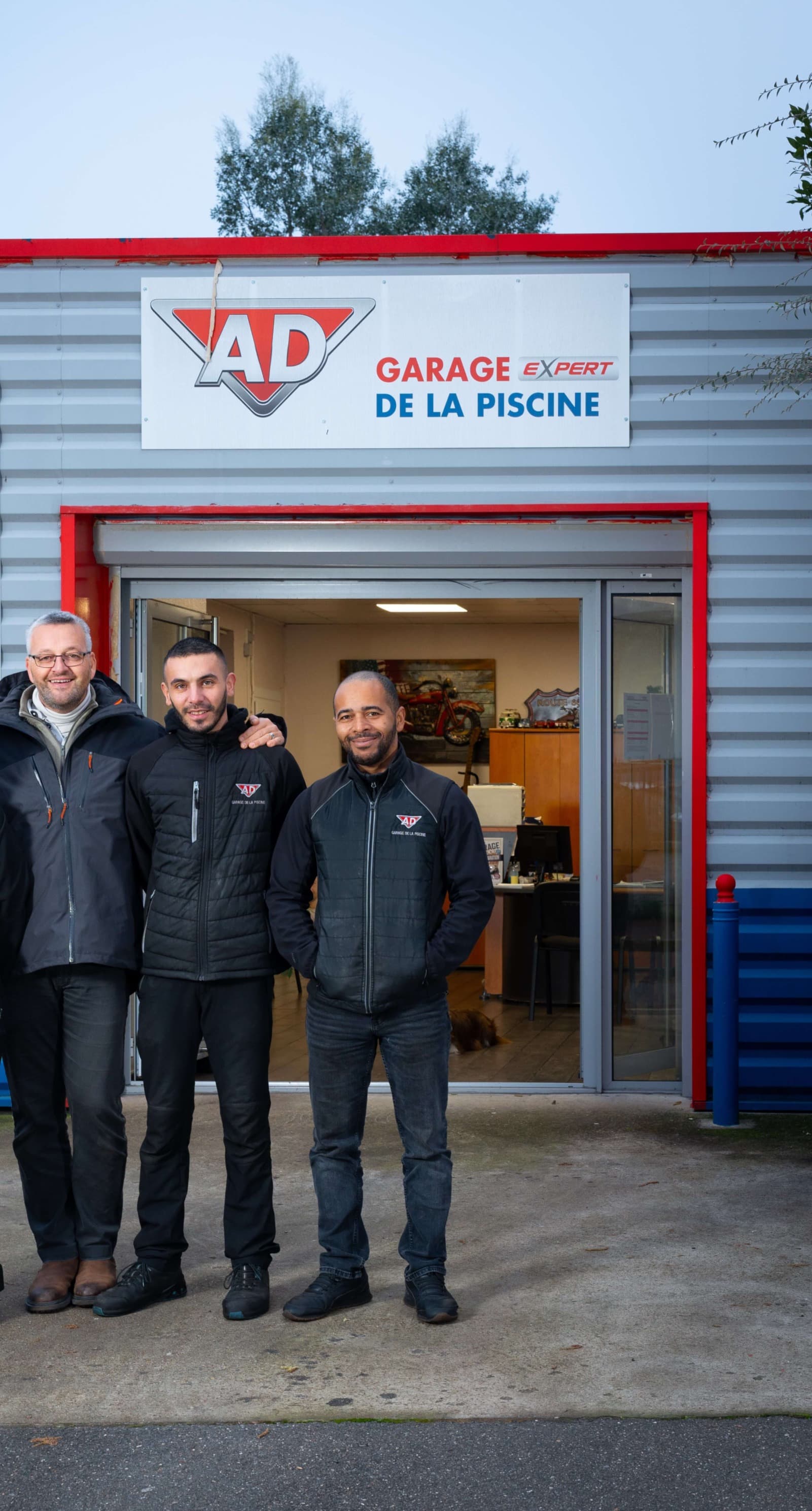 L'équipe du Garage de la Piscine JPHINAT'AUTO devant l'atelier