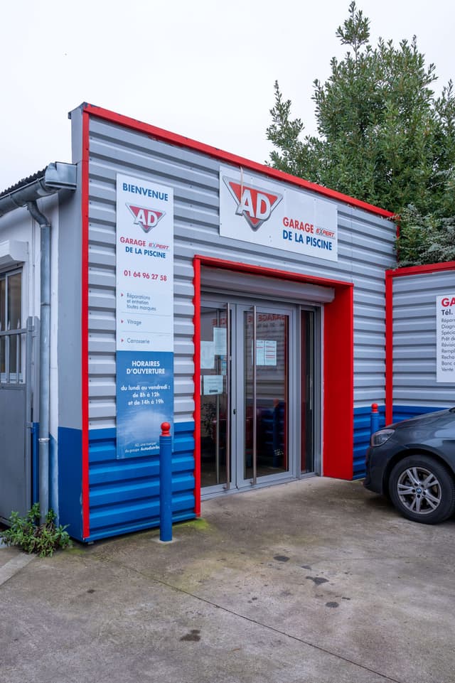 Façade et enseigne du Garage de la Piscine